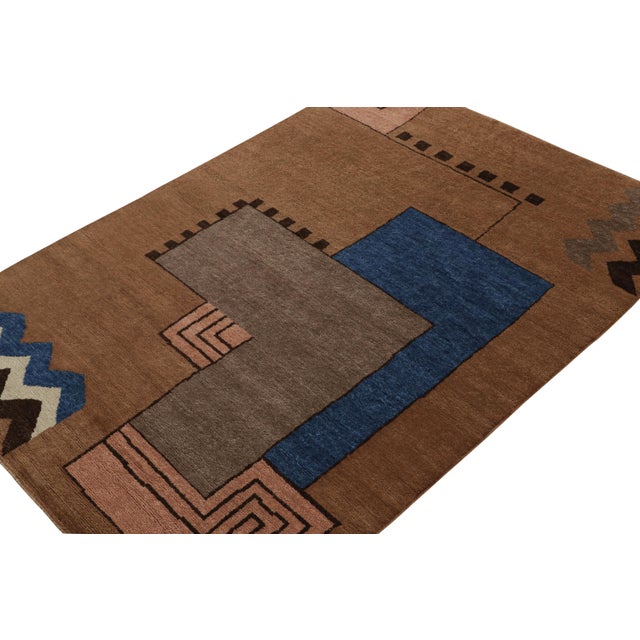 Hand-knotted in wool, this 6x9 modern rug represents the French Art Deco rug collection by Rug & Kilim. On the Design:...