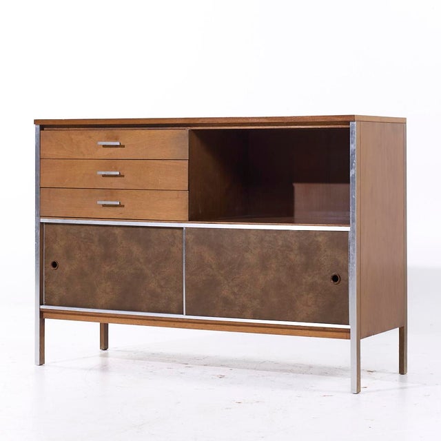 Mid-Century Modern Paul McCobb for Calvin Linear Mid Century Walnut Credenza For Sale - Image 3 of 11