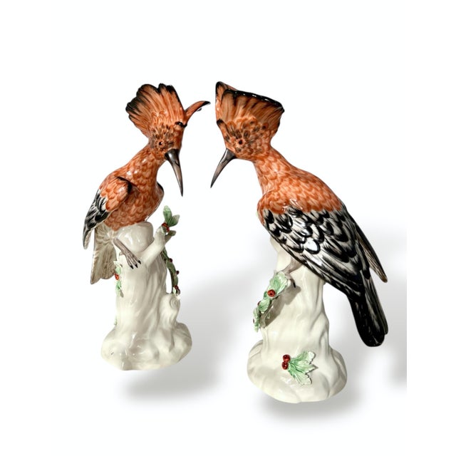 Pair of Mottahedeh Hoopoe Porcelain Birds After Chelsea / Meissen For Sale - Image 9 of 16