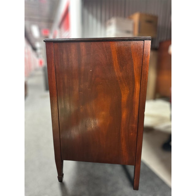 American 1950s Kindel Grand Rapids Antique Mahogany Cliveden Serpentine 3-Drawer Chest For Sale - Image 3 of 12