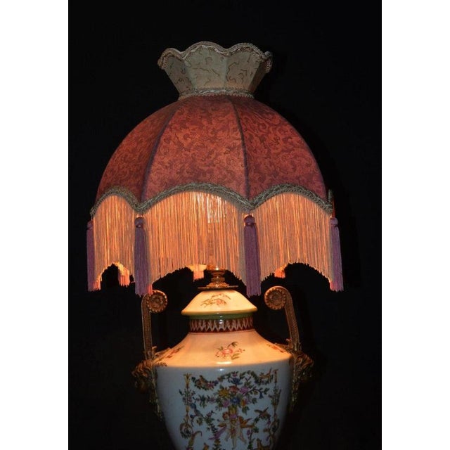Neoclassical Sèvres Gilt Porcelain Amphora Table Lamp with Silk Shade, France, 1850s For Sale - Image 4 of 18
