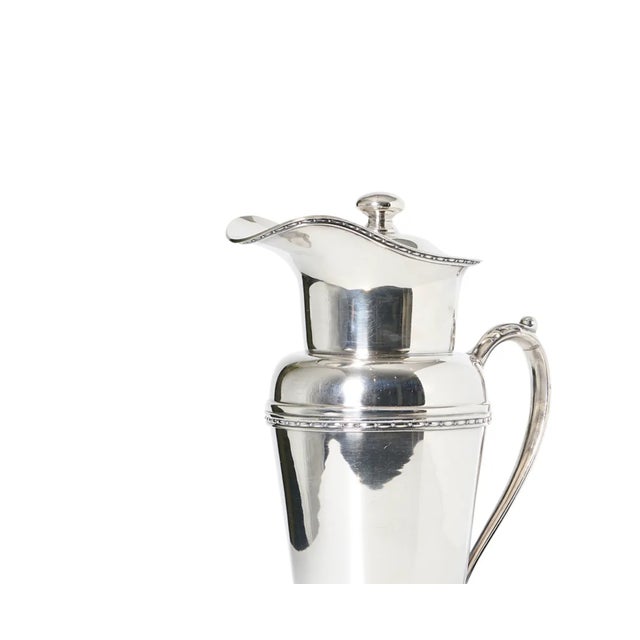 This Art Deco silver-plated cocktail shaker has a traditional tapered body and a stepped pedestal foot. This could also be...