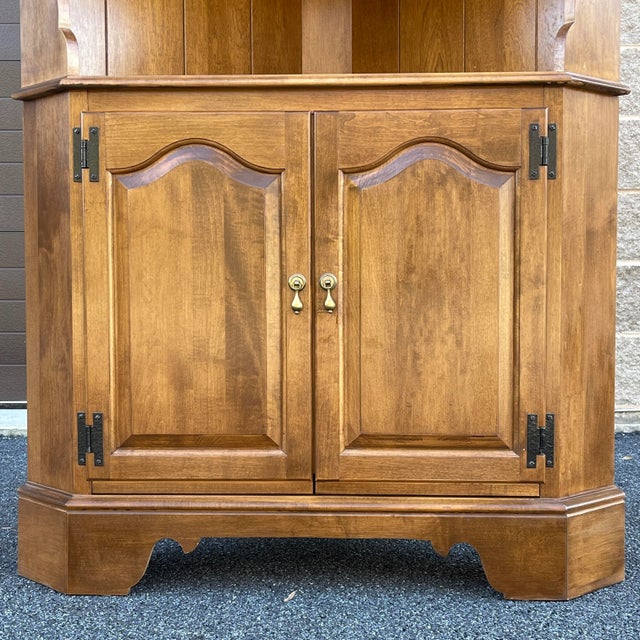 1980s Ethan Allen Heirloom Nutmeg Maple Corner Etagere or