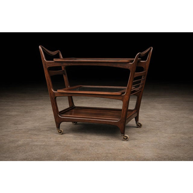 Brazilian Modern Bar Cart in Rosewood & Glass by Carlo Hauner, 1960s – Lot 212 For Sale - Image 11 of 12