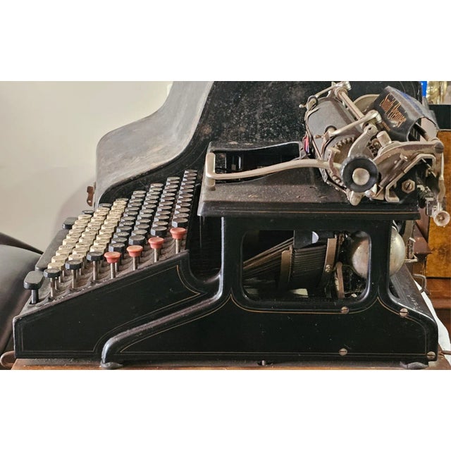 One of the few machines with one key per character. The machine features a double QWERTY keyboard with 84 hexagonal keys...