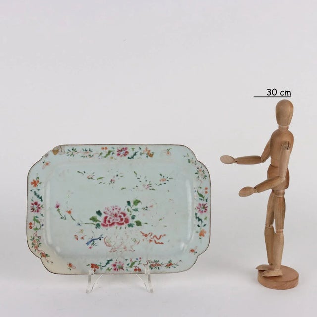 Porcelain serving tray with a rectangular polylobed shape, painted with 'famille rose' enamels. In the central part a vase...