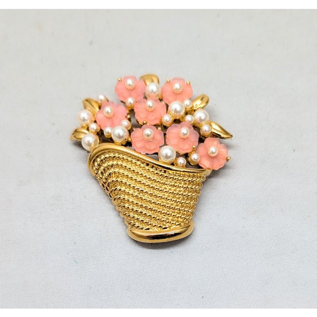 1980s Vintage 1980s Signed Napier Pink Rhinestone Flowers & Faux-Pearls in a Basket Brooch For Sale - Image 5 of 7