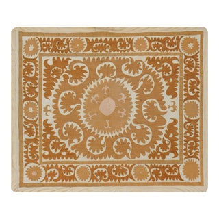 Suzani Pattern Beige & Terracotta Textile – Boho Embroidered Table Decor 3'6'' X 4'2'' For Sale