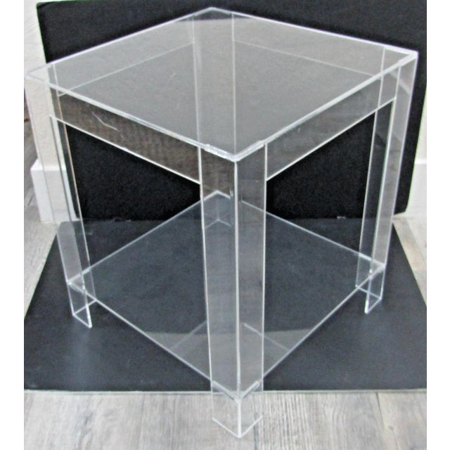 Mid-Century Modern MCM Hollywood Regency Clear Lucite Acrylic Two-Tier Square Side Table For Sale - Image 3 of 7