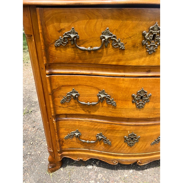 A beautiful 18th-century French Louis XV Provincial commode crafted in solid walnut. Featuring a graceful serpentine...