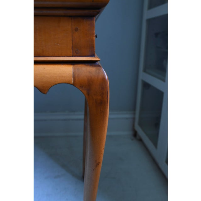 1990s 1990s Vintage Eldred Wheeler Tiger Maple Tea Table Scalloped Skirt Queen Anne Legs Colonial Reproduction For Sale - Image 5 of 11