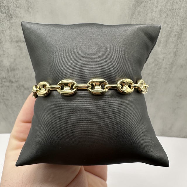 This puff bracelet is crafted in 14kt yellow gold and features a bold, rounded link design that delivers eye catching...