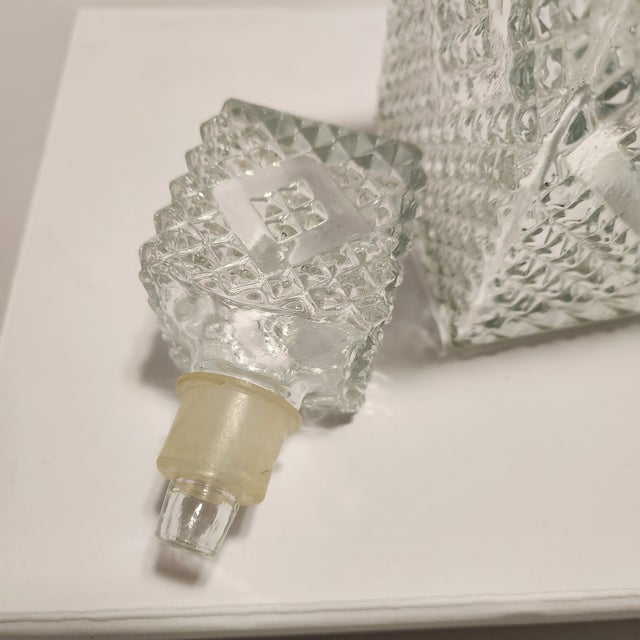 1960s Mid-Century Modern Diamond Point Clear Glass Decanter With Square Stopper For Sale In Orlando - Image 6 of 10