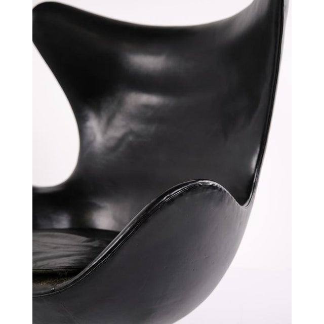 Egg Chair in Black Leather by Arne Jacobsen for Fritz Hansen, 1950s For Sale - Image 6 of 15