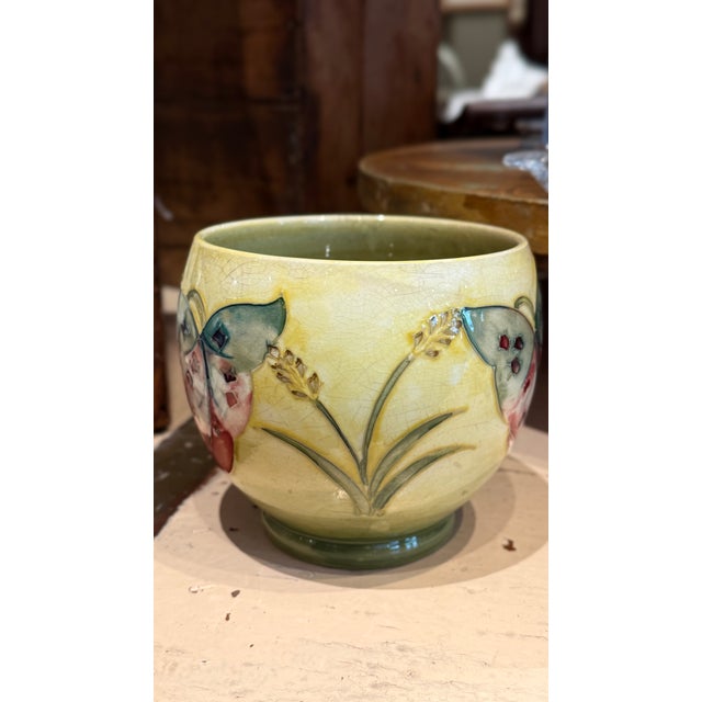A beautiful vintage Moorcroft Pottery Arum Lily vase, featuring the sought-after Arum Lily pattern in soft shades of...