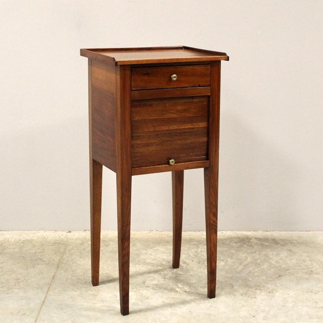 Directoire bedside table Solid walnut Early 19th century - Directoire Origin: Italy - Piedmont Dimensions: width 39 cm,...