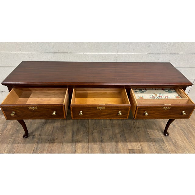 Henkel Harris Vintage Henkel Harris Queen Anne Style Jamestown Colony Sideboard Buffet Credenza For Sale - Image 4 of 14