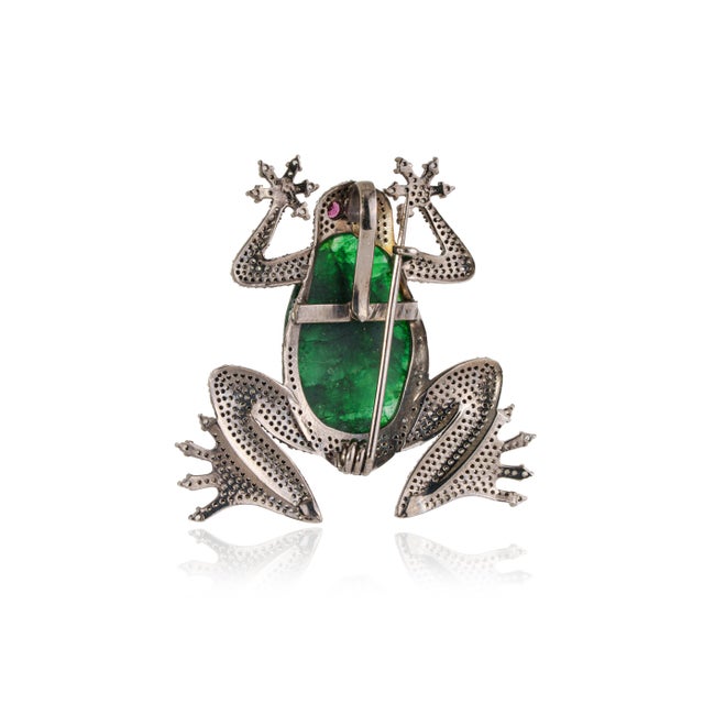 Metal Vintage Style Hollywood Regency 13 Carat Emerald Ruby & Diamond Frog Brooch Pendant For Sale - Image 7 of 14