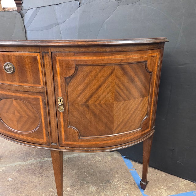English Early 20th Century Bowfront Mahogany Satin Banded Sheraton Style Sideboard For Sale - Image 3 of 17