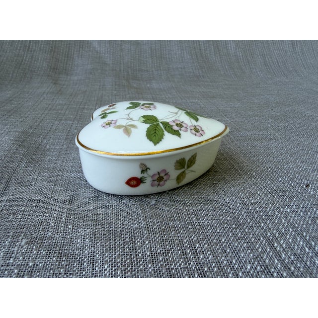 Vintage Wedgwood Floral Strawberry Porcelain Heart Trinket Box For Sale In New York - Image 6 of 12