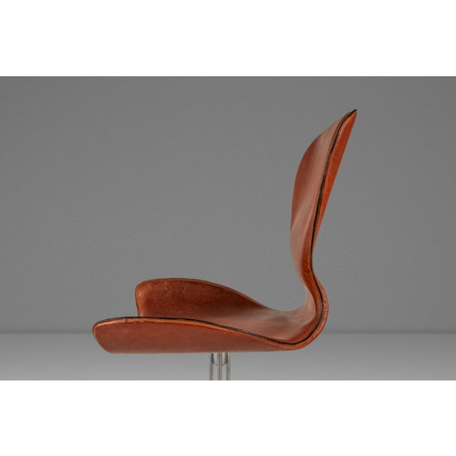 Pair of Patinaed K2 Office Chairs by Kirsten Jones & Adam Bottomley for Koi After Arne Jacbonsen Series 7 Chair, Uk & Italy, C. 2000s For Sale - Image 12 of 18