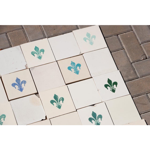 1900 - 1909 1900s Portuguese Large Antique Fleur-De-Lis & Plain White Tiles Set of 77 For Sale - Image 5 of 18