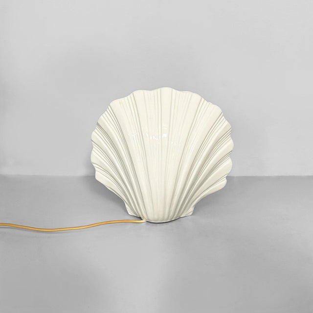Italian mid-century modern white ceramic shells table lamp by Este Ceramiche, 1960s Table lamp with a shade composed of...