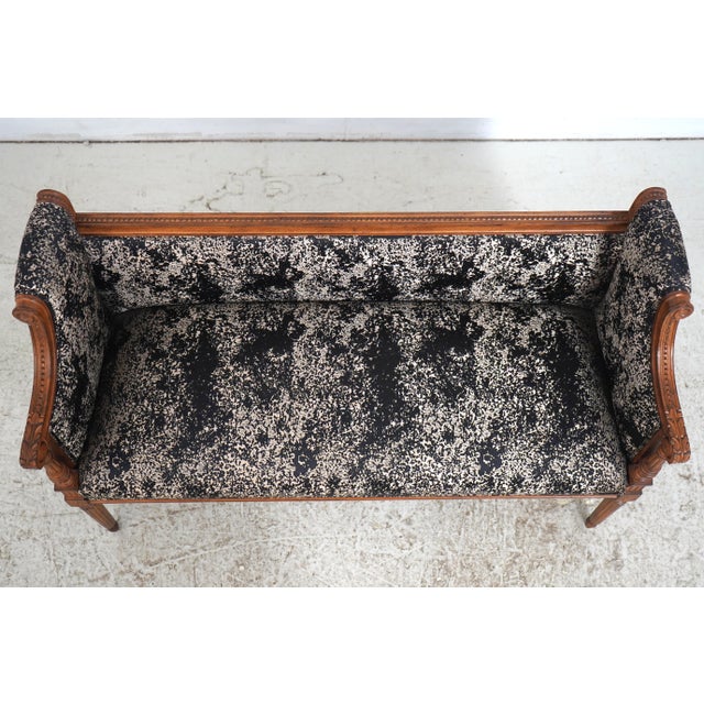 French French Louis XV Style Upholstered Bench Settee For Sale - Image 3 of 18