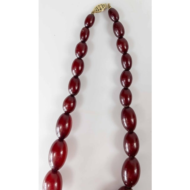 Art Deco 20th Century Art Deco Cherry Amber Bakelite Graduated Bead Necklace For Sale - Image 3 of 11