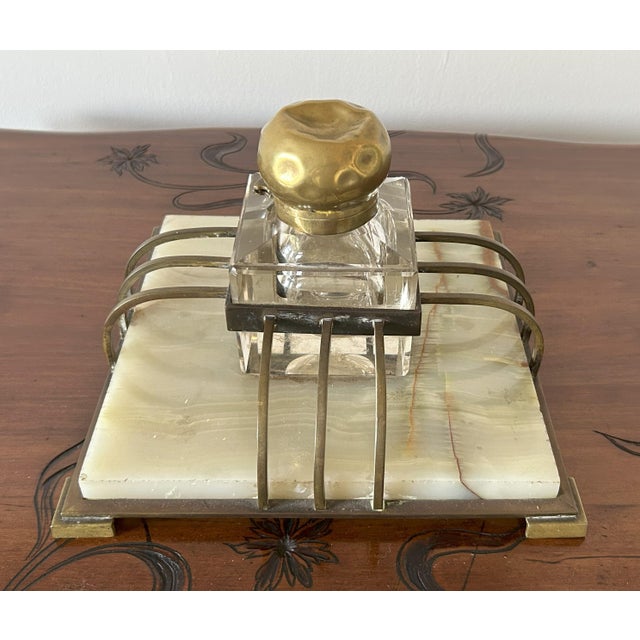 Rare large inkwell in onyx, gilded metal and cut crystal tray. First decades of the 20th century. Dimensions: 18 x 24 x 25...
