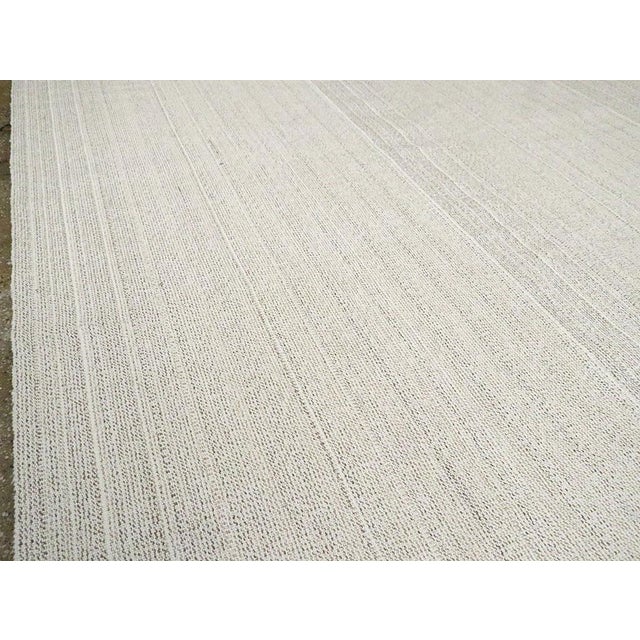 Mid 20th Century Galerie Shabab Collection Mid-20th Century Handmade Turkish Flat-Weave Kilim Room Size Carpet in White For Sale - Image 5 of 10