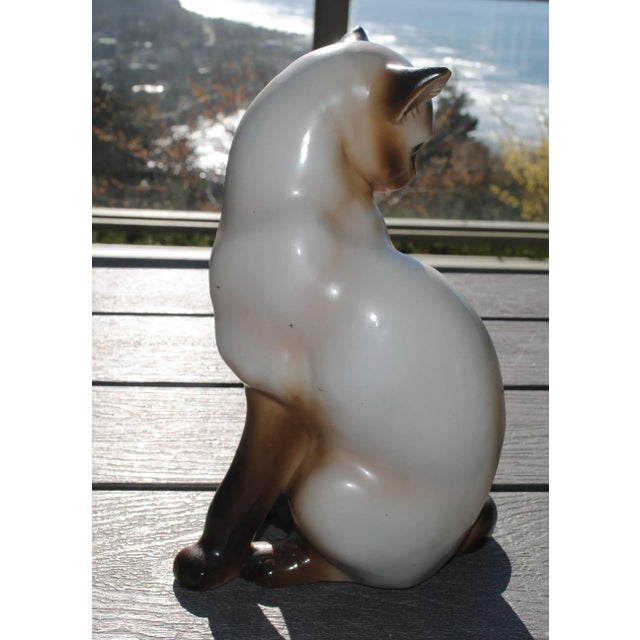 Figurative Vintage Ceramic Siamese Cat Sitting Figurine For Sale - Image 3 of 4