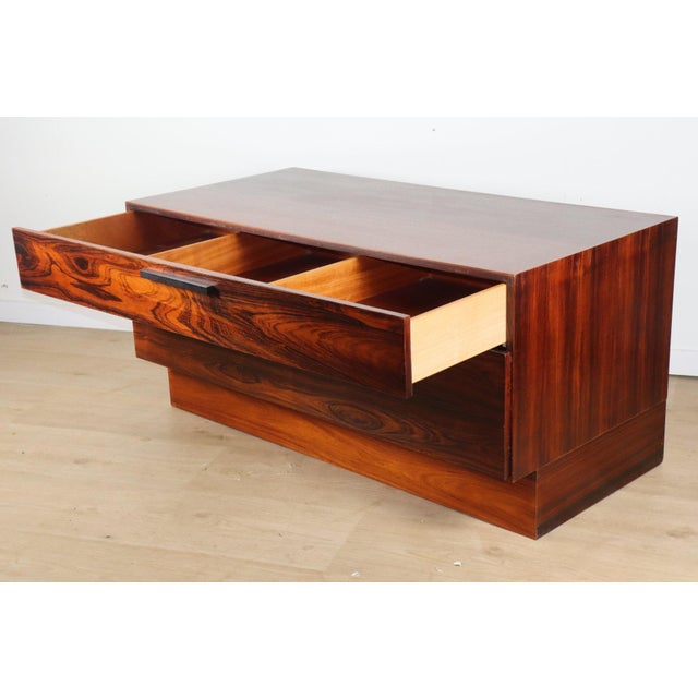 Mid-Century Modern Scandinavian Low Sideboard in Rosewood attributed to Ib Kofod Larsen, Denmark, 1960s For Sale - Image 3 of 18
