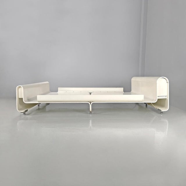 1970s Italian Modern Double Bed in White Wood by Benatti, 1970s For Sale - Image 5 of 18
