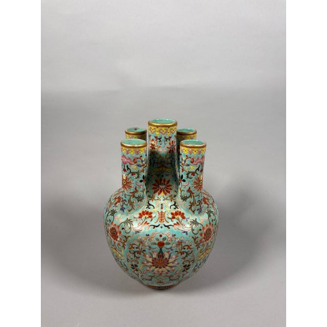 Asian China, 20th century. Famille rose porcelain vase on a turquoise background. Republican period (1912-1949). For Sale - Image 3 of 7