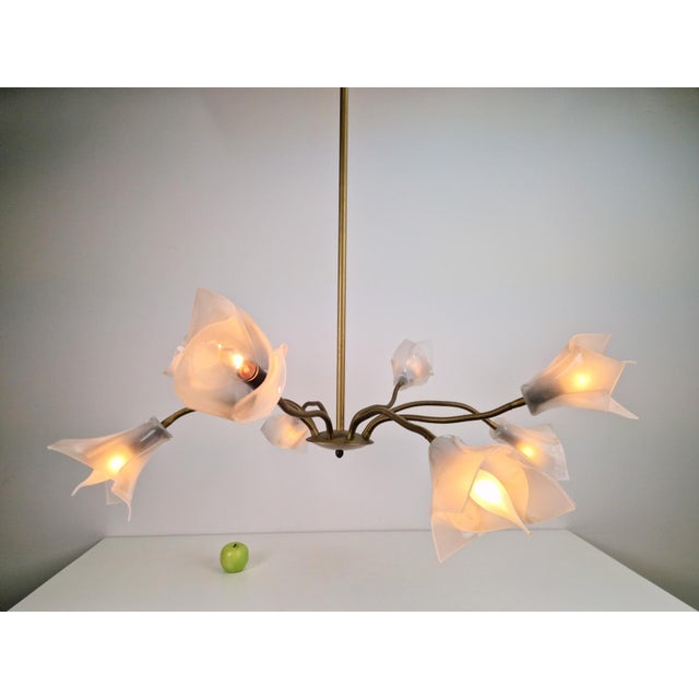 Hollywood Regency Vintage Flex Pendant Light with Eight Arms in Brass and Acrylic, 1970 For Sale - Image 3 of 15