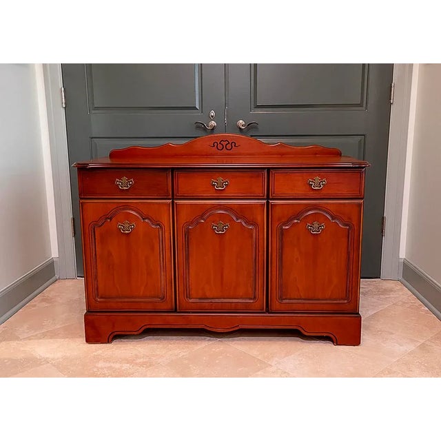 Brown 1990s Rossmore Chippendale Credenza in Wood and Veneers. For Sale - Image 8 of 8