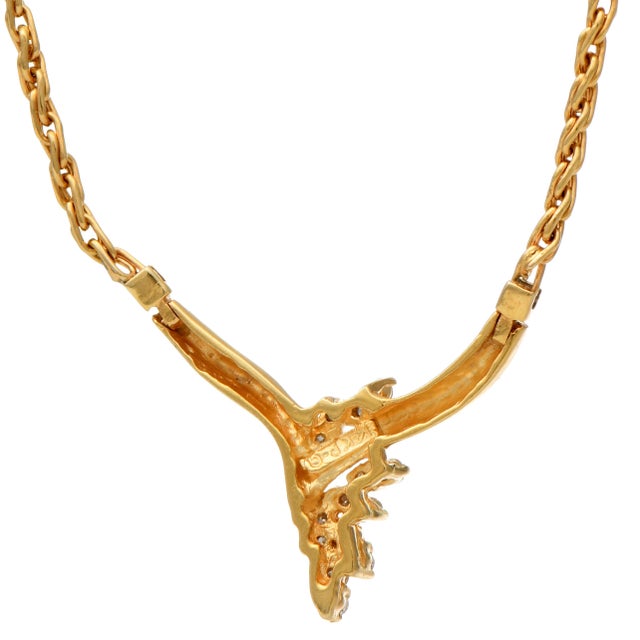 Elegant yellow gold encases brilliant diamonds that trickle down like raindrops. With this statement necklace, you'll...