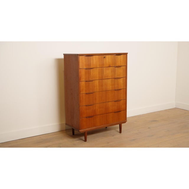 This beautiful Danish vintage chest of drawers is a real eye-catcher in any interior. The timeless design and beautiful...