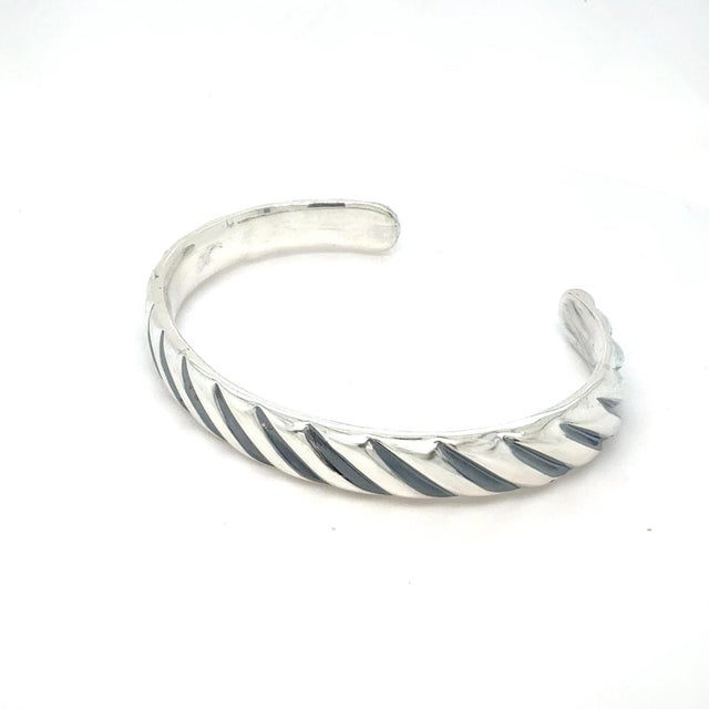 1990s David Yurman Chevron Cuff Bracelet Size M Sterling Silver Estate For Sale - Image 4 of 7