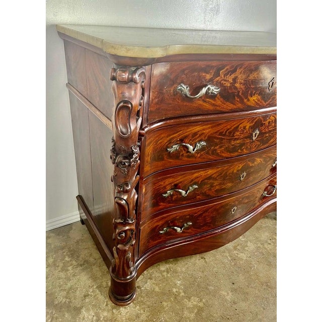 Brown 19th Century English Marble-Top Commode in Feathered Mahogany For Sale - Image 8 of 17