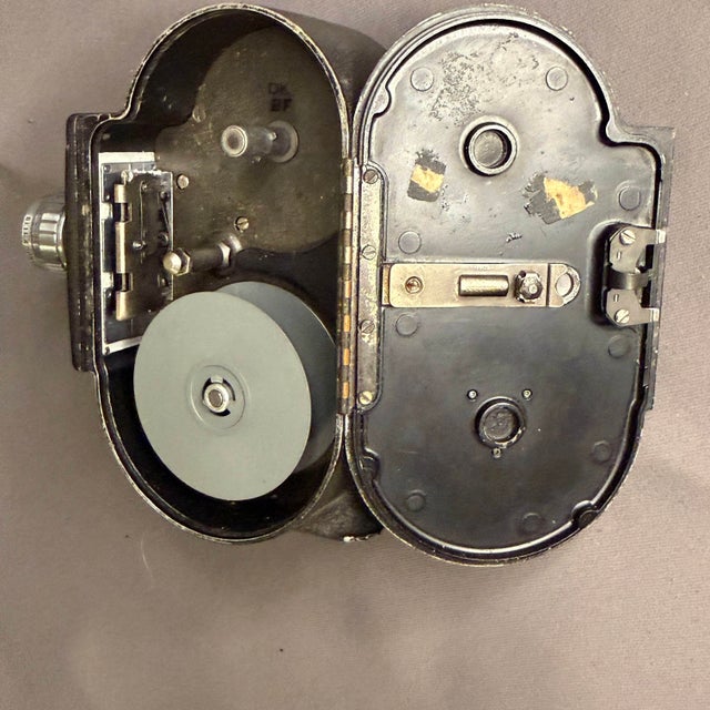 1930s Art Deco Bell & Howell Filmo 134-B 8mm Motion Picture Camera For Sale - Image 13 of 16