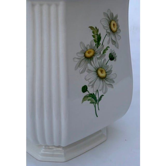 Mid 20th Century Fluted Staffordshire Ceramic Vase With Daisy Floral Design For Sale - Image 11 of 12