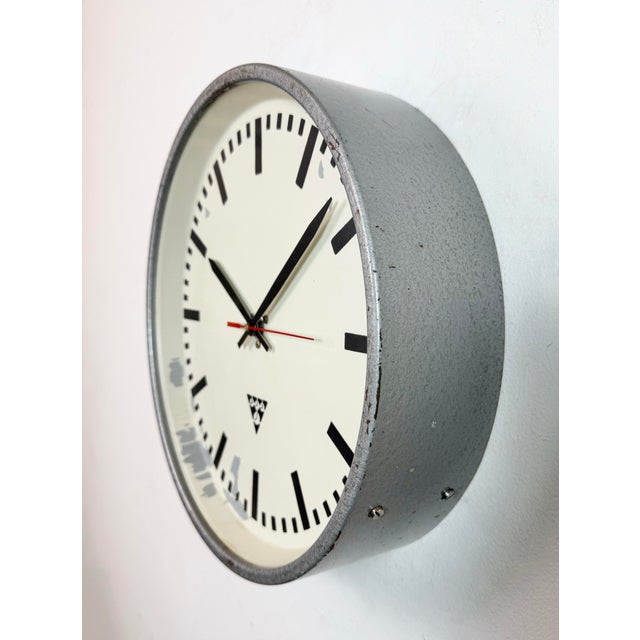 Mid-Century Modern Industrial Grey Factory Wall Clock from Pragotron, 1960s For Sale - Image 3 of 18