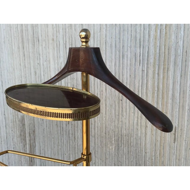 1970s Italian Hollywood Regency Brass and Wood Valet Stand Dressboy With Mirror For Sale - Image 6 of 11