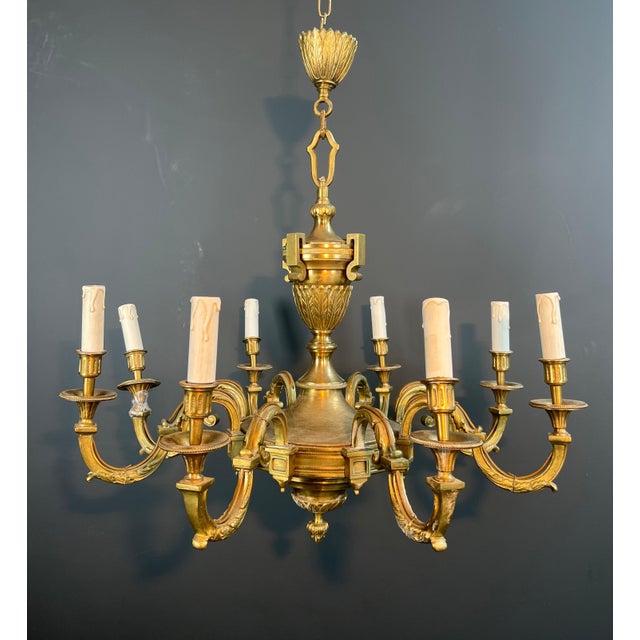 Neoclassical 1940s Louis XVI style 8-arm chiseled bronze chandelier by Lucien For Sale - Image 3 of 12