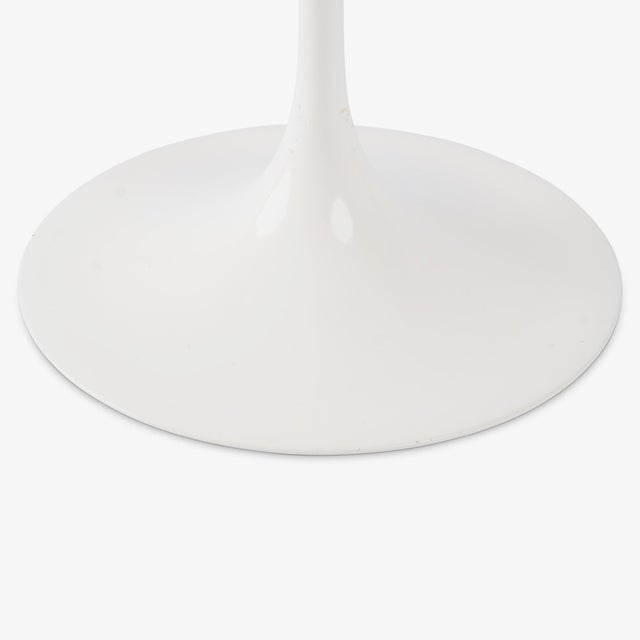 At a Glance: - This is perhaps one of Eero Saarinen’s most iconic designs, in the easiest to enjoy form-factor. - White on...