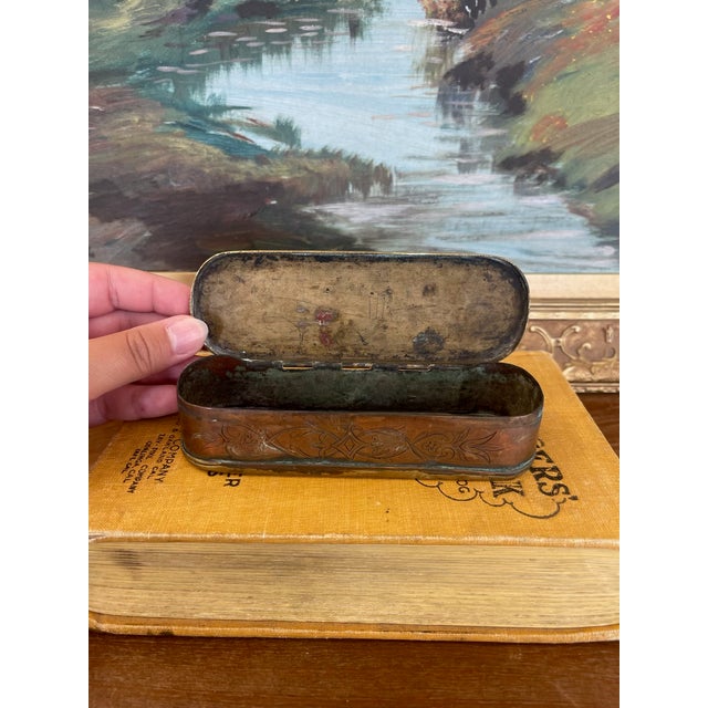Mid 19th Century 19th Century Possibly Dutch Brass and Copper Toned Snuff Box With Figural Tavern Scene and "T Is Niet Anders" Inscription. For Sale - Image 5 of 10