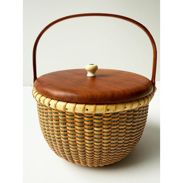 American Vintage Signed Nantucket Lightship Basket – Handcrafted With Lid, Bone Handle & Geometric Pattern For Sale - Image 3 of 9