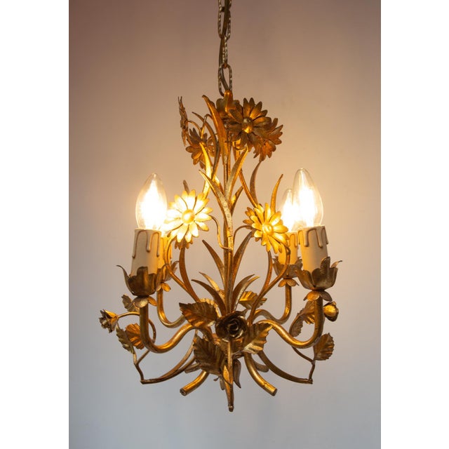 It has 4 light points for E14 small screw bulbs. Up to 250V (Europe/UK Standard).The wiring of this item may be original...